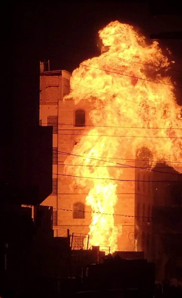 صنعاء.. حريق هائل في سوق سوداء للمشتقات النفطية والغاز المنزلي