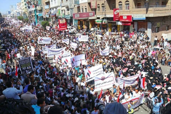 الآلاف يحتشدون في تعز احتفاء بذكرى ثورة فبراير