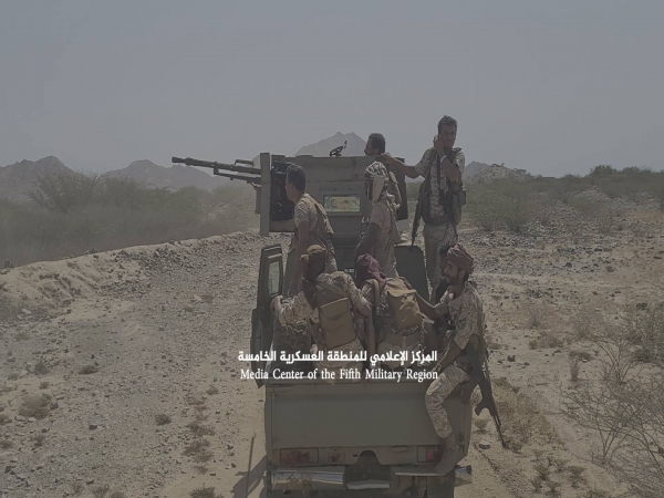 عشرات القتلى والجرحى من الحوثيين بقصف مدفعي للجيش بحجة