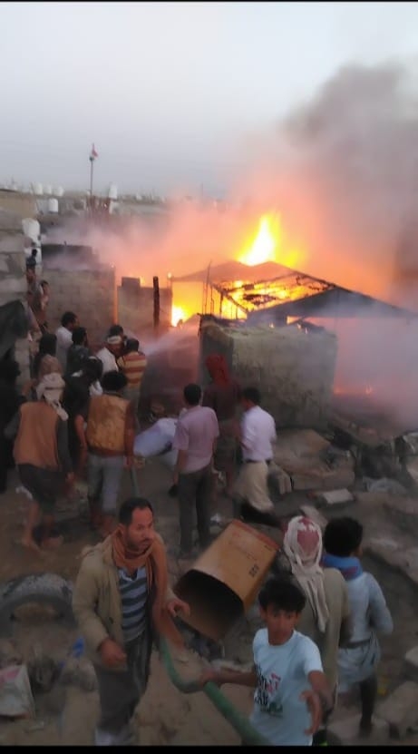 وفاة طفلة وإصابة آخر بحريق اندلع بأحد مخيمات النزوح في مأرب