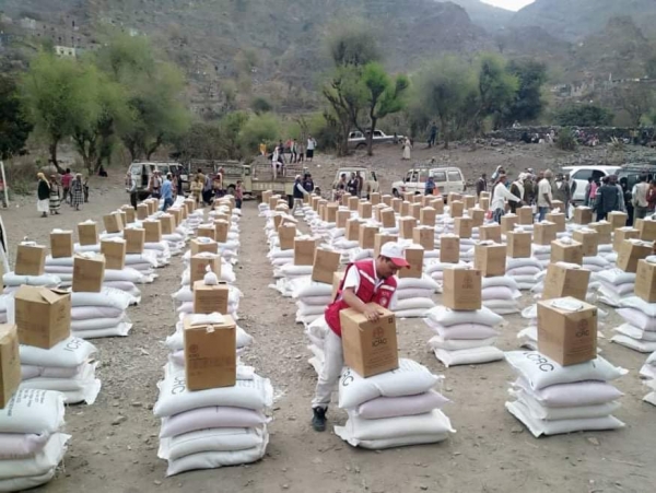 "الصليب الأحمر" يوزع مواد غذائية ومنزلية للأسر النازحة غربي تعز
