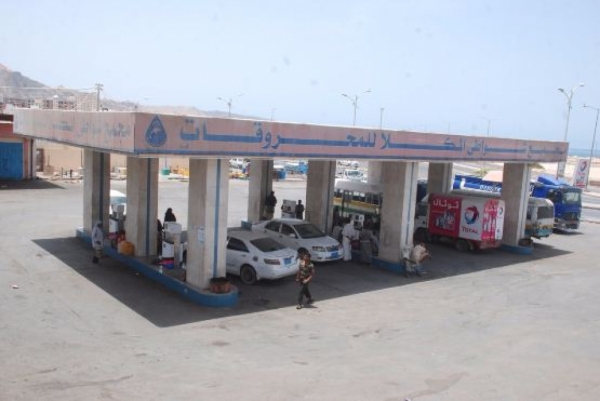 تخفيض أسعار الوقود في عدن وإستمرار إرتفاعه في صنعاء بالرغم من فتح ميناء الحديدة