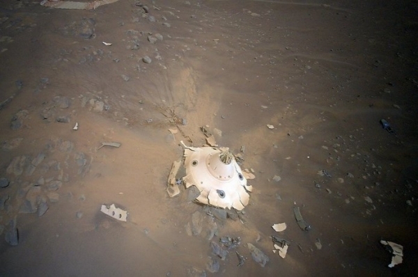 ناسا تلتقط صورة لحطام على المريخ "يبدو من عالم آخر"