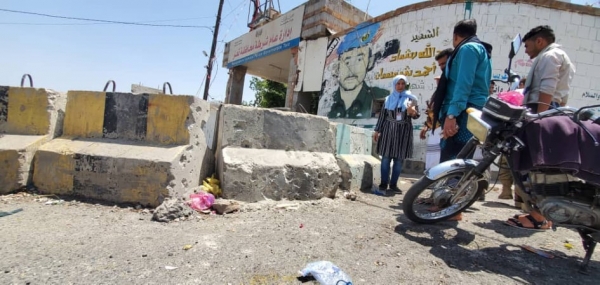 لجنة تحقيق تشرع في معاينة آثار القصف الحوثي على أحد أحياء تعز