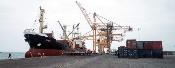 الحوثيون يعلنون سماح التحالف بدخول سفينتي ديزل إلى ميناء الحديدة