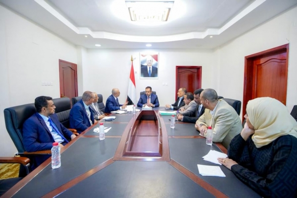 رئيس الحكومة يوجه وزارة المياه بتحسين الخدمات في عدن والمحافظات الأخري