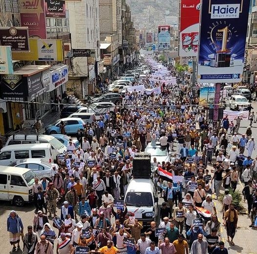 مظاهرة حاشدة في تعز تطالب الأمم المتحدة بإلزام الحوثيين بفتح منافذ المدينة