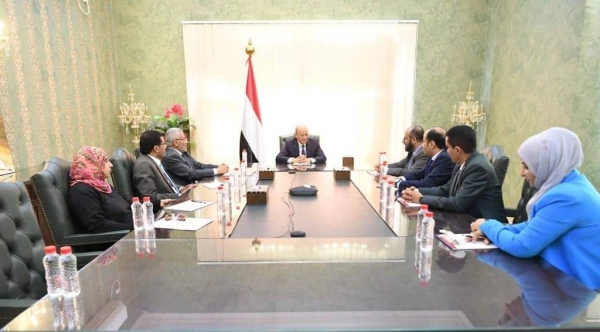 العليمي يتسلم المسودة المنظمة  لأعمال المجلس بعد نحو 54 يوما من إعلان نقل السلطة في اليمن