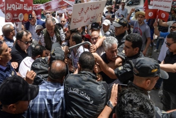 تونس.. صدامات بين الشرطة ومحتجين على استفتاء دستوري أعلنه 