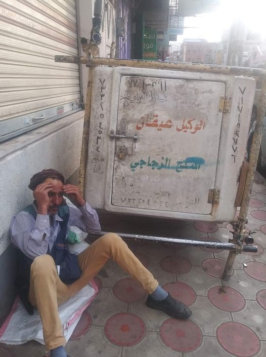 وسط مضايقات حوثية متواصلة.. صحفي يمني يلجأ للعمل في بيع 