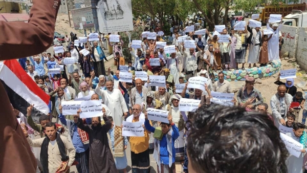 تعز.. استمرار الإحتجاجات الشعبية تنديداً بإستمرار الحصار الحوثي والموقف الأممي