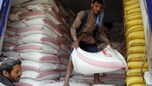 التضخم العالمي يدفع برنامج الأغذية العالمي مجدداً لتخفيض حصص الإعاشة في اليمن