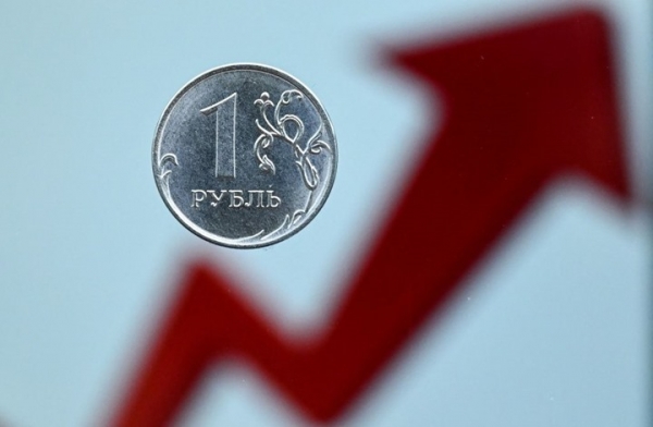الروبل الروسي يسجل ارتفاعا جديدا أمام الدولار