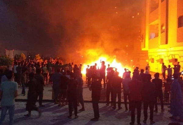 ليبيا.. محتجون يقتحمون مبنى برلمان طبرق ويضرمون النيران فيه مطالبين بحله