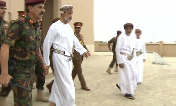 إنتلجنس أونلاين: مسقط تخوض مفاوضات صعبة بين السعودية والحوثيين