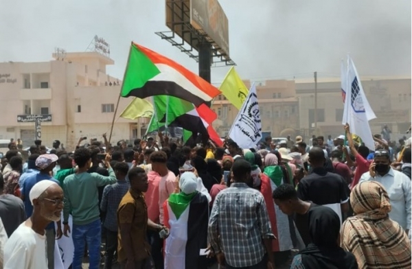 قوى سودانية ترفض خطاب البرهان وتستمر في التظاهر بالشارع