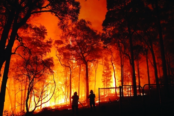 حرائق الغابات تجبر فرنسا وإسبانيا واليونان على إخلاء مناطق بأكملها من السكان