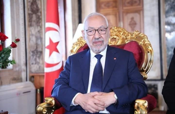 قاض تونسي يبقي الغنوشي زعيم النهضة طليقا بعد ساعات من التحقيق