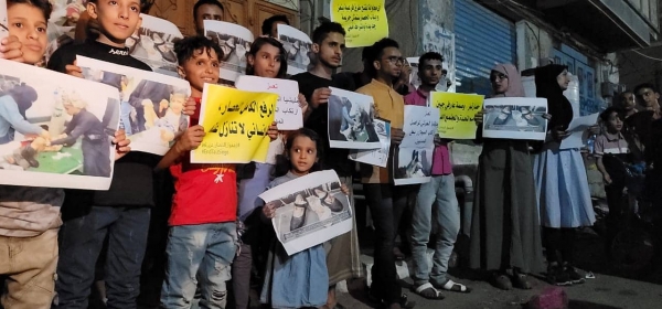 استنكرت الصمت الأممي.. وقفة احتجاجية في تعز تدين استهداف الحوثيين للمدنيين