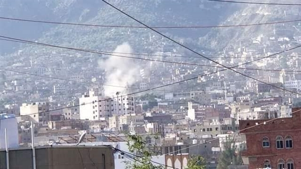 تعز.. الحوثيون يقصفون أحياء سكنية في المطار القديم وغربي المدينة