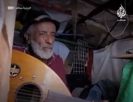 لم يستطع توفير وجبة طعام فاضطر للتسول.. فنان يمني يروي معاناته (فيديو)