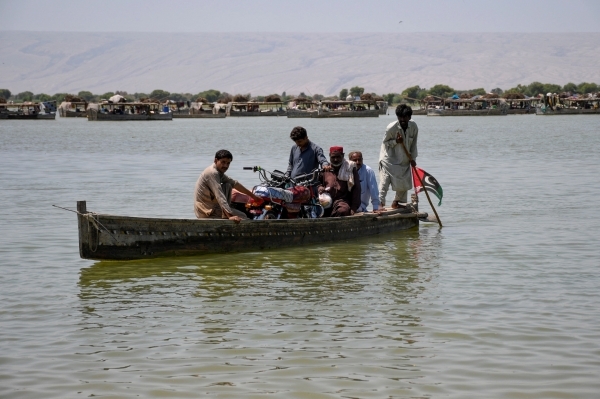 غمرتها المياه بشكل كامل.. الفيضانات تجبر أهالي مدينة باكستانية على استخدام القوارب في التنقل