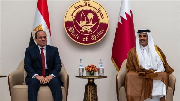 الرئيس المصري يصل الدوحة بأول زيارة وأمير قطر يستقبله