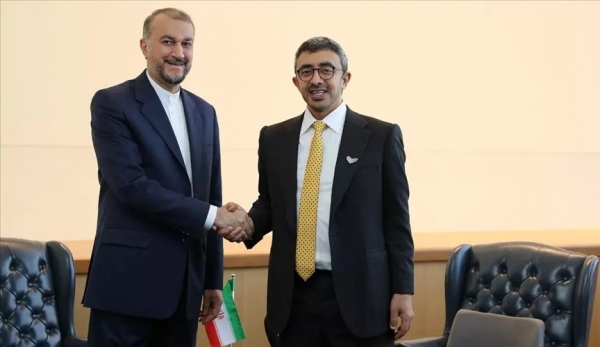وزيرا خارجية الإمارات وإيران يبحثان تعزيز التعاون ومستجدات دولية