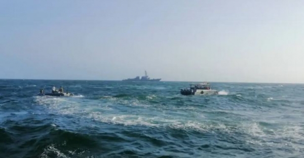 خفر سواحل المهرة بالتعاون مع البحرية الأمريكية يضبطون سفينة تهريب على متنها 7 بحارة يمنيين
