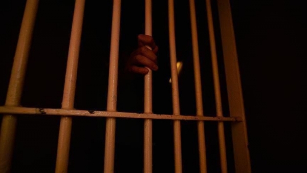 منظمة: معتقلون يواصلون الإضراب عن الطعام منذ شهر في سجون تشرف عليها الإمارات بحضرموت