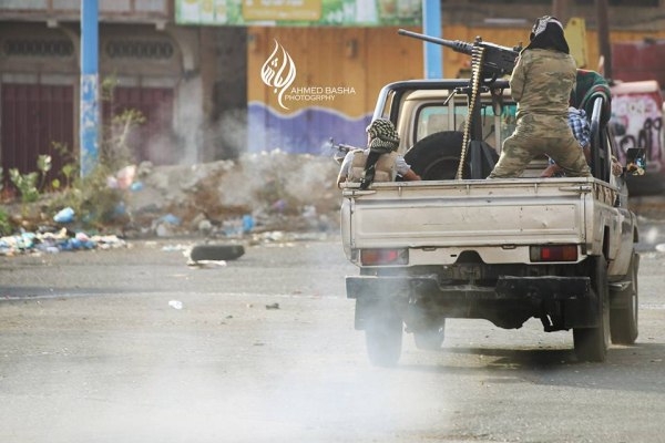 قوات الجيش تهاجم مواقع للحوثيين في جبهة الضباب غربي تعز