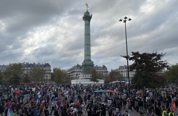 عشرات الآلاف يحتجون في باريس ضد 
