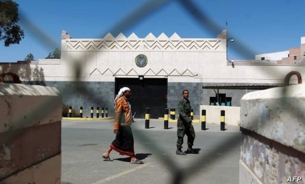 الحكومة تطالب بضغط دولي على الحوثيين للإفراج عن موظفي السفارة الأمريكية وبقية المختطفين