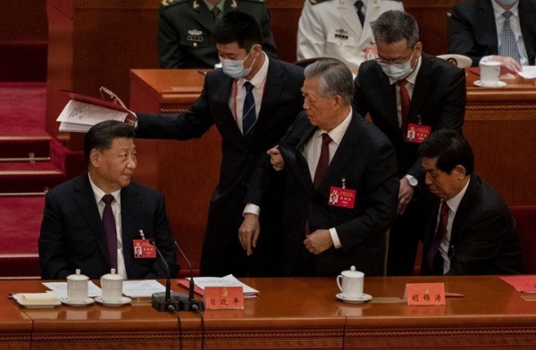 إخراج رئيس الصين السابق عنوة من اجتماع الحزب الشيوعي