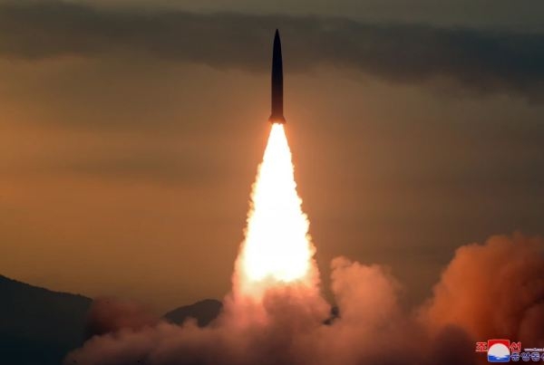 كوريا الشمالية تطلق صاروخين باليستيين والعالم 