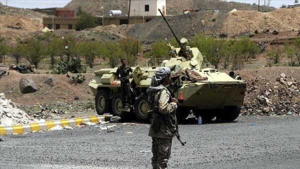 اشتباكات متقطعة بين قوات الجيش والحوثيين شمالي تعز