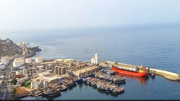 مسؤول محلي: الهجوم الحوثي على ميناء الضبة يوقف تصدير مليوني برميل نفط