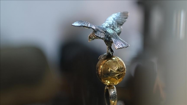 صائغ تركي يصمم كؤوساً ذهبية وفضية خاصة بمونديال قطر