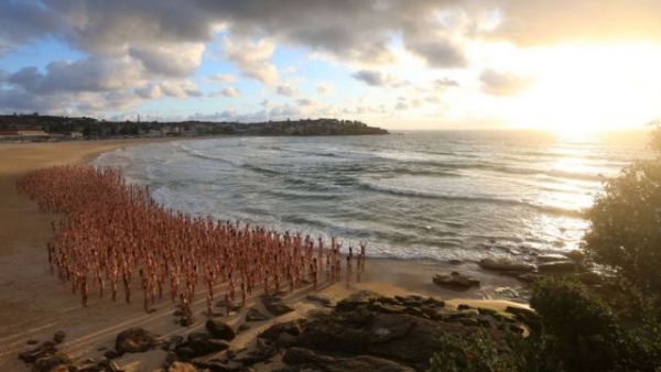 2500 متطوع يقفون عراة للمشاركة في عمل فني على شاطئ بأستراليا للتوعية بسرطان الجلد