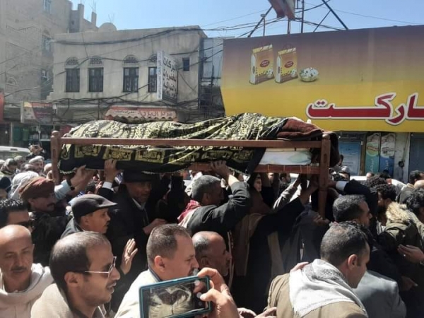 في موكب جنائزي مهيب.. اليمنيون يشيّعون جثمان أديبهم وشاعرهم الكبير عبدالعزيز المقالح