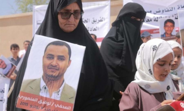 أسر الصحفيين المختطفين بسجون الحوثي تطلق نداء عاجلا لإنقاذ الصحفي 