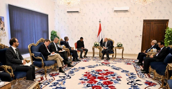 العليمي يبحث مع الاتحاد الأوروبي تداعيات استهداف الحوثيين للمنشآت الاقتصادية