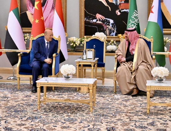 العليمي يصل الرياض للمشاركة في القمة العربية الصينية