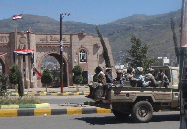 الحوثيون يختطفون العشرات بعد إقتحام منازلهم في إب