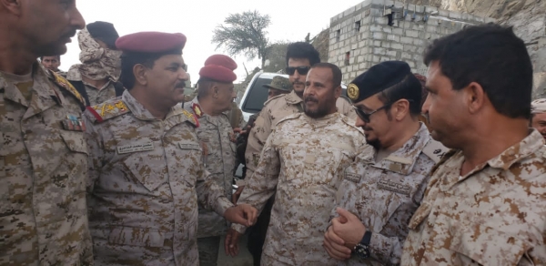 وزير الدفاع يتفقد المقاتلين في جبهات أبين ويؤكد جاهزية الجيش لهزيمة الحوثيين