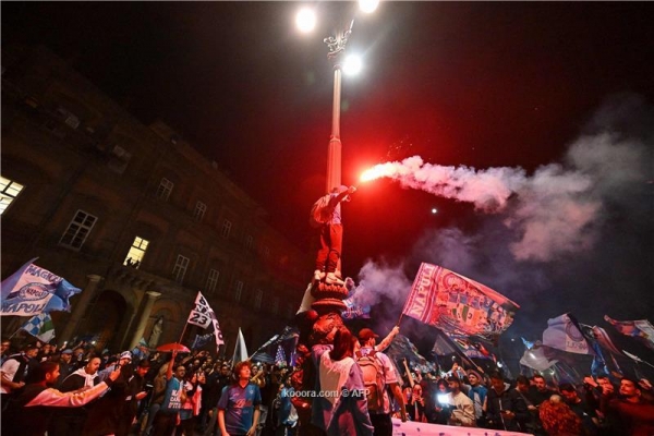 جماهير نابولي تغزو الشوارع باحتفالات جنونية