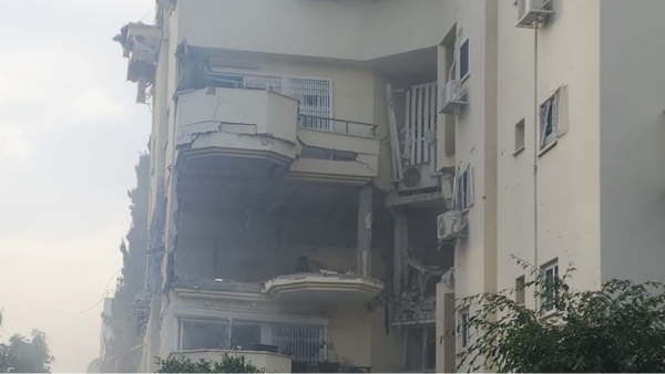 مقتل وإصابة 8 إسرائيليين في قصف صاروخي من غزة لمبنى بتل أبيب