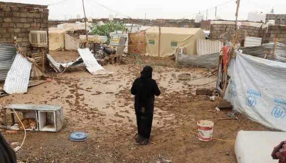 موسم الأمطار في اليمن يهدد المساكن المتهالكة وحياة ملايين النازحين (تقرير)