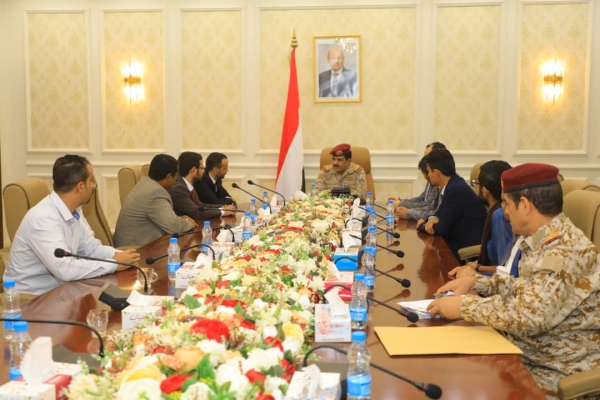 وزير الدفاع يحث الصحفيين المحررين على كشف جرائم الحوثيين في السجون ويشيد بصمودهم وتضحياتهم