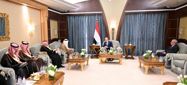 العليمي يبحث مع الأمين العام لمجلس التعاون الخليجي الجهود المبذولة لإنهاء الحرب وفقا للمرجعيات